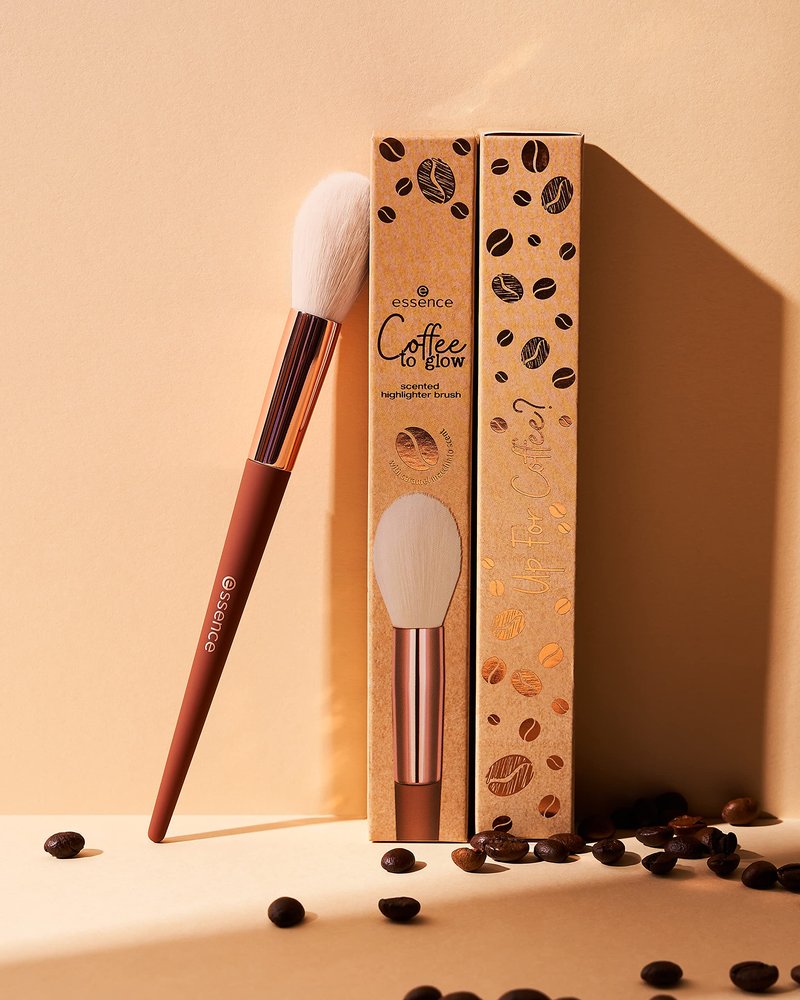 essence | Coffee to Glow Scented Highlighter Brush | Hello, Brew-Triful! | Caramel Macchiato Scent | Super Soft & Extra Gentle | Vegan & Cruelty Free